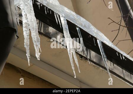 Eiszapfen auf dem Dach Stockfoto