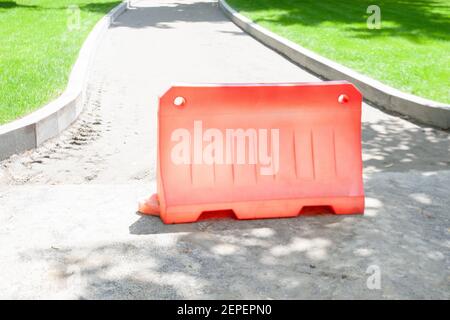 Straßenarbeiten Schild mit grünem Gras hinter. Fußweg Wartung im öffentlichen Park. Alarm Symbol Konzept Stockfoto