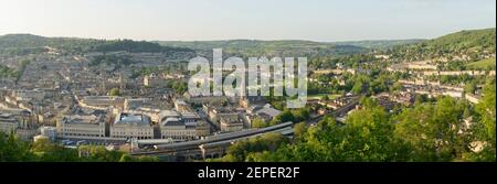 Erhöhter Blick auf die Stadt Bath in einer lebhaften Landschaft. Stockfoto