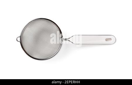 Edelstahl-Teesieb mit Kunststoffgriff isoliert auf weißem Hintergrund. Feinmaschsieb mit hängendem Ohr, Ansicht von oben. Moderne Küchenutensilien. Stockfoto