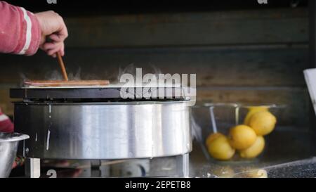 Kochen frisch zubereitete Crepes und Zitrone, Street Food Pfannkuchen gekocht bei lokalen Veranstaltungen, Market Stall Caterer warmes Essen zum Mitnehmen, außerhalb Catering-Anbieter Stockfoto
