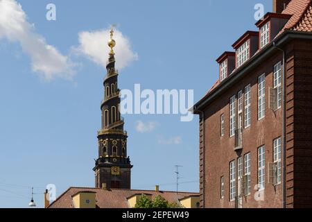 Spire der Kirche unseres Erlösers im Bezirk Christianshavn von Kopenhagen, Dänemark. Stockfoto