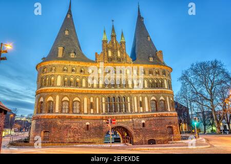 Das historische Holstentor in Lübeck, in der Dämmerung Stockfoto