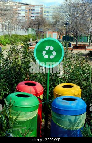 Recycling-Behälter in einem park Stockfoto