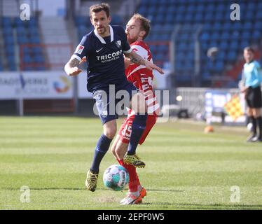 Bochum, Deutschland. 27th Feb, 2021. firo: 27.02.2021 Fußball: Fußball: 2nd Bundesliga-Saison 2020/21 VfL Bochum - Würzburg, Kickers Würzburg, Würzburg Duelle, Simon Zoller, versus, Martin Hasek Quelle: dpa/Alamy Live News Stockfoto