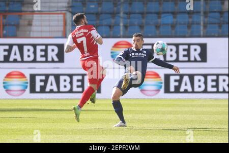 Bochum, Deutschland. 27th Feb, 2021. firo: 27.02.2021 Fußball: Fußball: 2nd Bundesliga-Saison 2020/21 VfL Bochum - Würzburg, Kickers Würzburg, Würzburg Duelle, Danilo Soares, Versus, Mitja Lotric Quelle: dpa/Alamy Live News Stockfoto