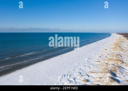 Luftaufnahme von schneebedeckten Strand und Dünen und blau Ruhiges Meer Stockfoto