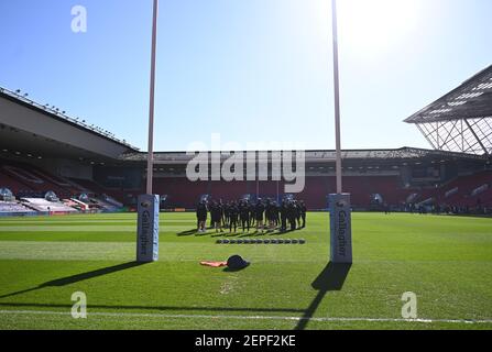 Ashton Gate Stadium, Bristol, Großbritannien. Februar 2021, 27th. Premiership Rugby Union, Bristol Bears versus Leicester Tigers; Leicester Tigers Spieler huddle in the Sunshine Credit: Action Plus Sports/Alamy Live News Stockfoto