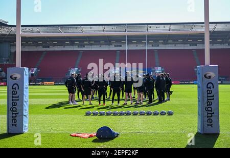 Ashton Gate Stadium, Bristol, Großbritannien. Februar 2021, 27th. Premiership Rugby Union, Bristol Bears versus Leicester Tigers; Leicester Tigers Spieler huddle in the Sunshine Credit: Action Plus Sports/Alamy Live News Stockfoto