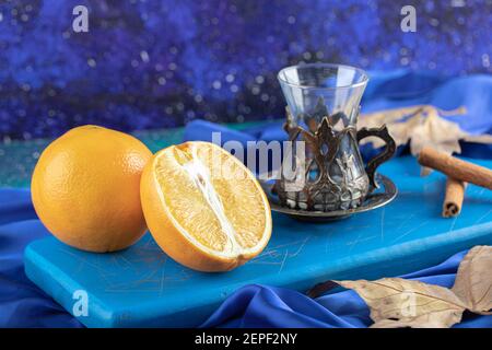 Teeglas und Bio-Zitrone ganz oder halb geschnitten Stockfoto