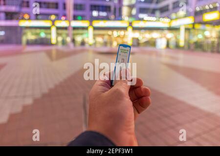 MÜNCHEN, 26. FEBRUAR 2021: Deutschland wird Coronavirus COVID-19 Quick Rapid Diagnostic Test (RDT) in Supermärkten verkaufen. Stockfoto