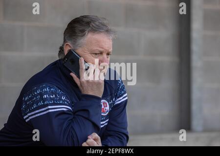 Crawley, Großbritannien. Februar 2021, 27th. John Yems, Head Coach von Crawley Town FC am Telefon vor dem Spiel in Crawley, Großbritannien am 2/27/2021. (Foto von Jane Stokes/News Images/Sipa USA) Quelle: SIPA USA/Alamy Live News Stockfoto