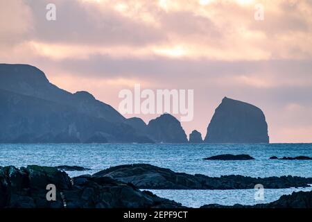 Die Felsen an der Küste zwischen Rosbeg und Glencolumbkille in County Donegal - Irland Stockfoto