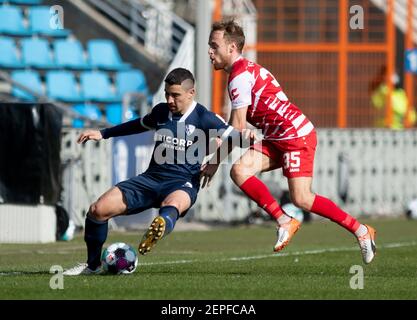 Bochum, Deutschland. Februar 2021, 27th. Fußball: 2nd Bundesliga, VfL Bochum - Würzburger Kickers, Matchday 23 im Vonovia Ruhrstadion. Bochumer Verteidiger Danilo Soares (l.) und Würzburger Mittelfeldspieler Martin Hasek versuchen, den Ball zu holen. Quelle: Bernd Thissen/dpa - WICHTIGER HINWEIS: Gemäß den Bestimmungen der DFL Deutsche Fußball Liga und/oder des DFB Deutscher Fußball-Bund ist es untersagt, im Stadion und/oder des Spiels aufgenommene Fotos in Form von Sequenzbildern und/oder videoähnlichen Fotoserien zu verwenden oder zu verwenden./dpa/Alamy Live News Stockfoto