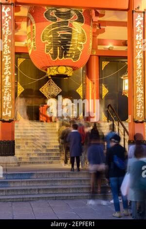 Menschen, die Schlange stehen, um im Senso-ji-Tempel in Tokio zu beten. Stockfoto
