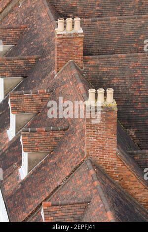 Dach einer Reihe von alten Reihenhäusern in Warwick, Großbritannien, von oben betrachtet Stockfoto