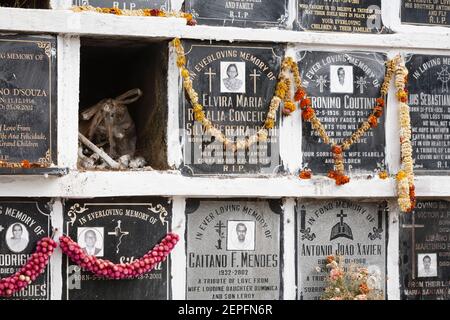 PANAJI, INDIEN - 07. November 2011. Kolumbarienwand an einem Begräbnisplatz, Friedhofsnischen auf einem Friedhof in Goa, Indien. Eine offene Nische mit menschlichem Verbleib Stockfoto