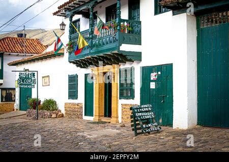 Menschen, die Poncho tragen. Handwerker Verkäufer, Tourismus. Villa de Leyva 500 Jahre alte Stadt. Bergkette. Boyaca, Kolumbien, Kolumbianische Anden, Südamerika Stockfoto