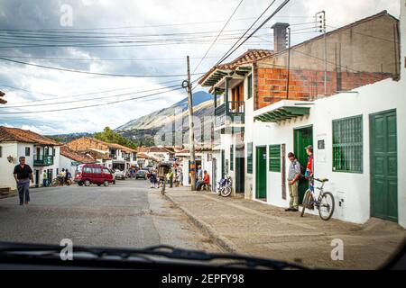 Menschen, die Poncho tragen. Handwerker Verkäufer, Tourismus. Villa de Leyva 500 Jahre alte Stadt. Bergkette. Boyaca, Kolumbien, Kolumbianische Anden, Südamerika Stockfoto