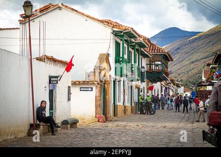 Menschen, die Poncho tragen. Handwerker Verkäufer, Tourismus. Villa de Leyva 500 Jahre alte Stadt. Bergkette. Boyaca, Kolumbien, Kolumbianische Anden, Südamerika Stockfoto