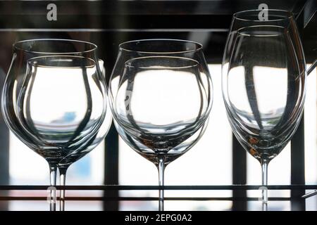 Whine Gläser in einem Restaurant, fertig zu bedienen Stockfoto