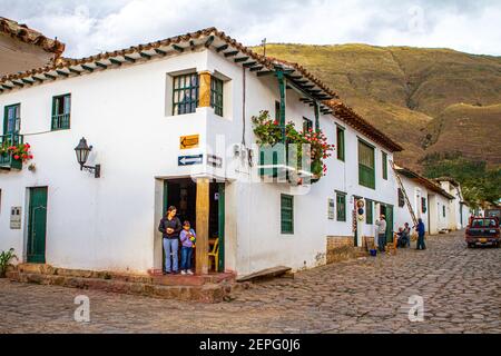 Menschen, die Poncho tragen. Handwerker Verkäufer, Tourismus. Villa de Leyva 500 Jahre alte Stadt. Bergkette. Boyaca, Kolumbien, Kolumbianische Anden, Südamerika Stockfoto