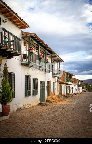 Menschen, die Poncho tragen. Handwerker Verkäufer, Tourismus. Villa de Leyva 500 Jahre alte Stadt. Bergkette. Boyaca, Kolumbien, Kolumbianische Anden, Südamerika Stockfoto