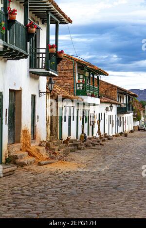 Menschen, die Poncho tragen. Handwerker Verkäufer, Tourismus. Villa de Leyva 500 Jahre alte Stadt. Bergkette. Boyaca, Kolumbien, Kolumbianische Anden, Südamerika Stockfoto