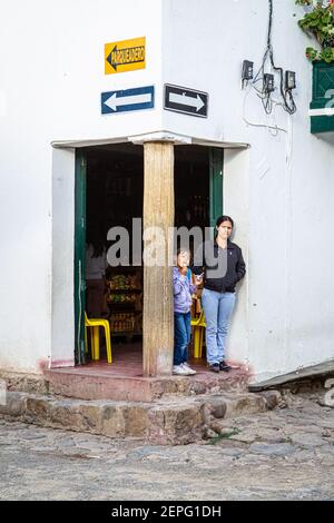 Menschen, die Poncho tragen. Handwerker Verkäufer, Tourismus. Villa de Leyva 500 Jahre alte Stadt. Bergkette. Boyaca, Kolumbien, Kolumbianische Anden, Südamerika Stockfoto