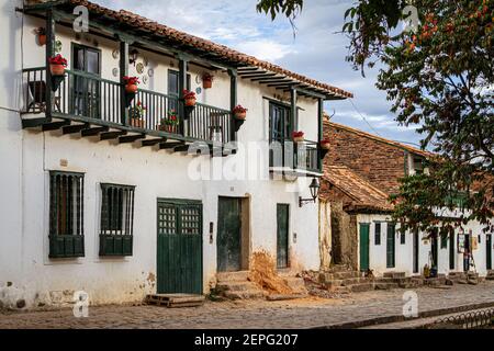 Menschen, die Poncho tragen. Handwerker Verkäufer, Tourismus. Villa de Leyva 500 Jahre alte Stadt. Bergkette. Boyaca, Kolumbien, Kolumbianische Anden, Südamerika Stockfoto