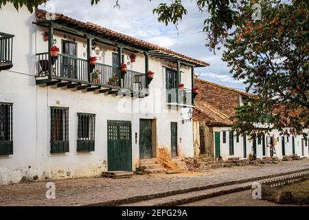 Menschen, die Poncho tragen. Handwerker Verkäufer, Tourismus. Villa de Leyva 500 Jahre alte Stadt. Bergkette. Boyaca, Kolumbien, Kolumbianische Anden, Südamerika Stockfoto