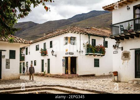 Menschen, die Poncho tragen. Handwerker Verkäufer, Tourismus. Villa de Leyva 500 Jahre alte Stadt. Bergkette. Boyaca, Kolumbien, Kolumbianische Anden, Südamerika Stockfoto