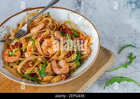 Tigergarnelen in Tomaten, Chili und Mandelpesto mit Fettuccine Pasta Stockfoto