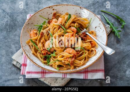 Tigergarnelen in Tomaten, Chili und Mandelpesto mit Fettuccine Pasta Stockfoto