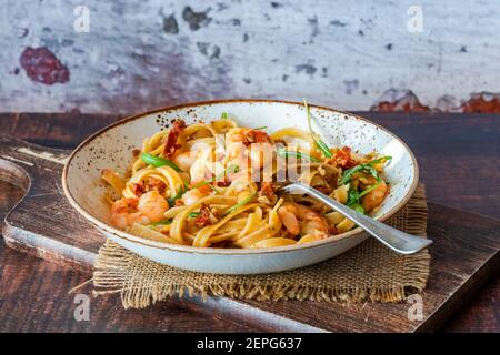 Tigergarnelen in Tomaten, Chili und Mandelpesto mit Fettuccine Pasta Stockfoto