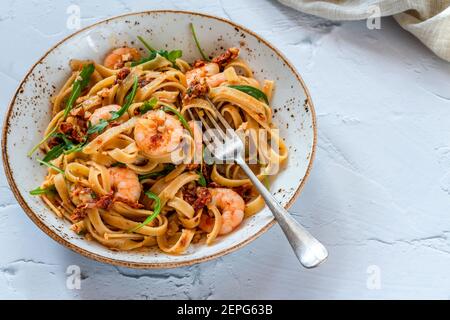 Tigergarnelen in Tomaten, Chili und Mandelpesto mit Fettuccine Pasta Stockfoto