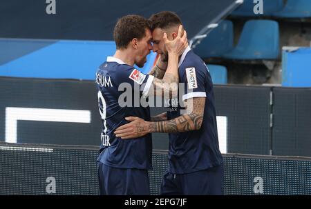 firo: 02/27/2021 Fußball: Fußball: 2nd Bundesliga-Saison 2020/21 VfL Bochum - Würzburg, Kickers Würzburg, Würzburg Danny Blum, Jubel, Jubel, Mit, und, Simon Zoller, nach, seine, Ziel, to, 2: 0 Verwendung weltweit Stockfoto