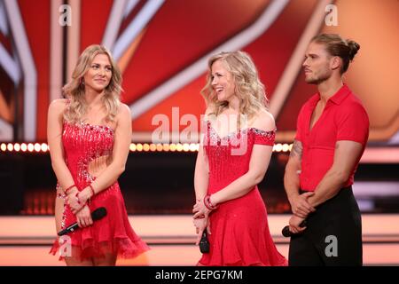 26. Februar 2021, Nordrhein-Westfalen, Köln: 'Let's Dance' - Anstoß zur Saison 14th der RTL-Tanzshow: Valentina Pahde (l-r), Ilse Delange und Rurik Gislason sprechen. In der ersten Episode "Wer tanzt mit wem? Die große Kennenlernshow verrät, wer mit welchem Profi tanzen wird. Foto: Andreas Rentz/Getty-Pool/dpa Stockfoto