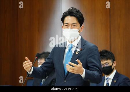 Umweltminister Shinjiro Koizumi mit Maske spricht während einer Diskussionsrunde im Unterhaus. Japan wird Ende Februar den Coronavirus-Notfall außer im Gebiet von Tokio beenden. Stockfoto