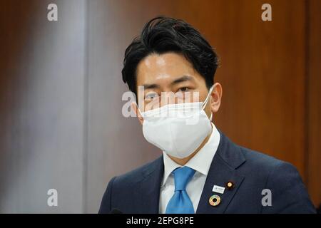 Umweltminister Shinjiro Koizumi mit Maske spricht während einer Diskussionsrunde im Unterhaus. Japan wird Ende Februar den Coronavirus-Notfall außer im Gebiet von Tokio beenden. Stockfoto