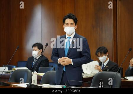 Umweltminister Shinjiro Koizumi mit Maske spricht während einer Diskussionsrunde im Unterhaus. Japan wird Ende Februar den Coronavirus-Notfall außer im Gebiet von Tokio beenden. Stockfoto