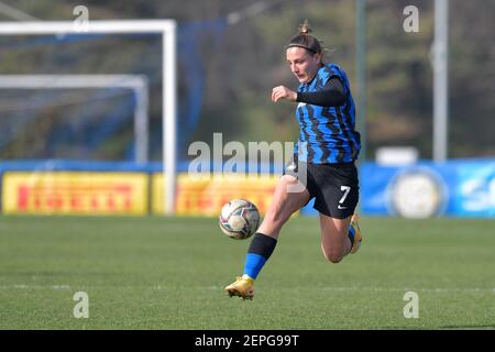 Mailand, Italien. Februar 2021, 27th. Gloria Marinelli (#7 Inter) während der Serie A Frauenspiel zwischen FC Inter und Hellas Verona im Suning Sport Center YDC in Mailand, Italien Credit: SPP Sport Press Foto. /Alamy Live Nachrichten Stockfoto