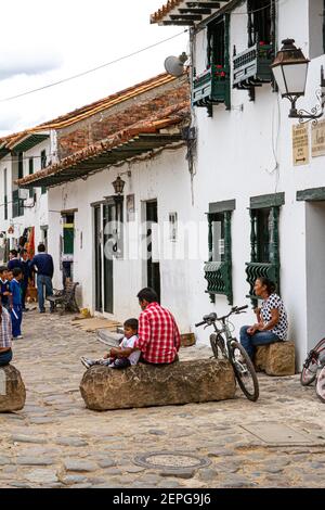 Menschen, die Poncho tragen. Handwerker Verkäufer, Tourismus. Villa de Leyva 500 Jahre alte Stadt. Bergkette. Boyaca, Kolumbien, Kolumbianische Anden, Südamerika Stockfoto