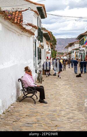 Menschen, die Poncho tragen. Handwerker Verkäufer, Tourismus. Villa de Leyva 500 Jahre alte Stadt. Bergkette. Boyaca, Kolumbien, Kolumbianische Anden, Südamerika Stockfoto