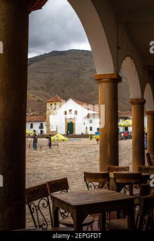 Im Restaurant leere Tische, draußen. Villa de Leyva Hauptplatz 500 Jahre alte Stadt. Boyaca, Kolumbien, kolumbianische Anden, Südamerika Stockfoto