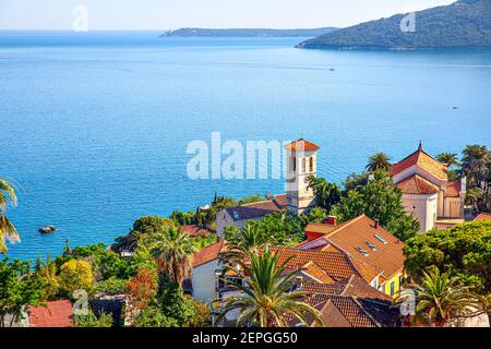 Landschaft mit Herceg Novi Stadt am Ufer des Bucht von Kotor in Montenegro Stockfoto