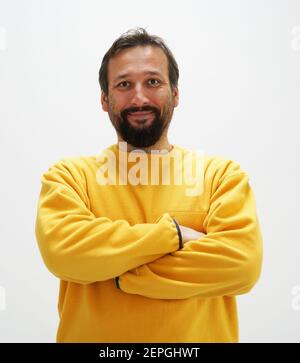 Porträt des Mannes trägt gelb, hohes Foto Stockfoto