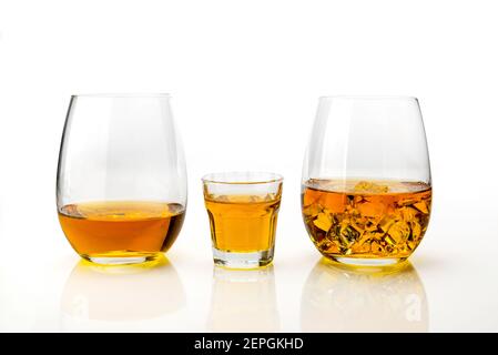 Whiskey oder Whisky drei Gläser, eines ordentlich serviert, eines kurz und eines mit Eiswürfeln isoliert auf weißem Hintergrund Stockfoto