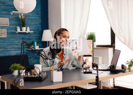 Video-Blogger Aufnahme Talkshow im Home-Studio Podcast mit modernen Geräten. Creative Content Creator Influencer vlogger macht Online-Serie mit Giveaway für Publikum . Stockfoto
