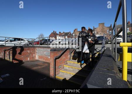 Port Vales Devante Rodney (links) und David Amoo während des Sky Bet League Two-Spiels im Vale Park, Stoke-on-Trent. Bilddatum: Samstag, 27. Februar 2021. Stockfoto